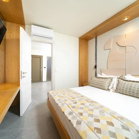 Reverie Aparthotel *